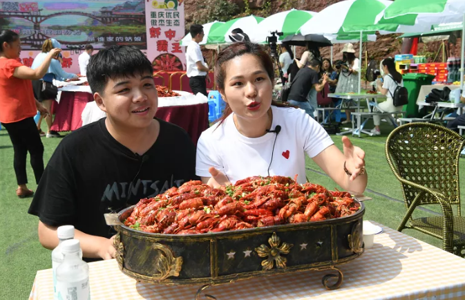 龙虾比赛""舞台才艺秀"除了小龙虾盛宴撸完一盆还要把手指拇ju个遍才