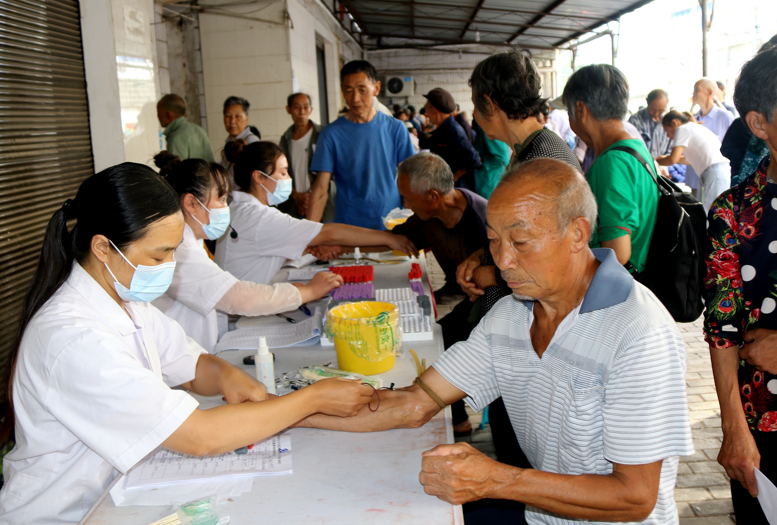 蔡家镇送免费体检送健康知识6500名老人特殊病人受益