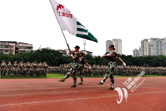 江津中学举行军训汇演 1500名学子飒爽英姿致青春