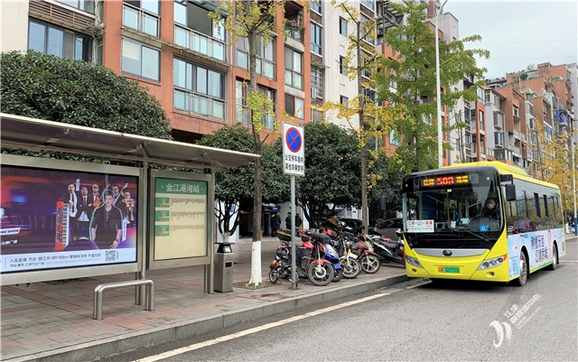 503路公交车缓缓驶入公交站台 记者 郭开星 摄