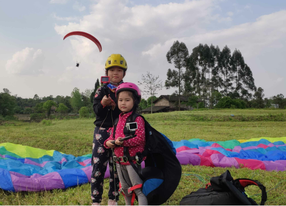 贾嗣镇龙登山滑翔伞基地迎客流高峰 日客流量超千人次