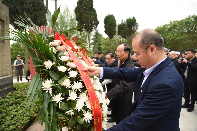 为缅怀革命英烈,传承红色基因,3月31日,我区在双福街道冉钧烈士纪念碑