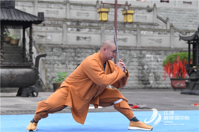 学习少林武术的少年们齐聚一堂,大显身手,为现场观众奉上一道传统武术