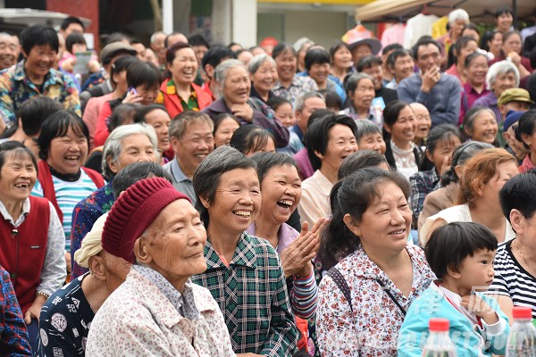 围观群众喜笑颜开.