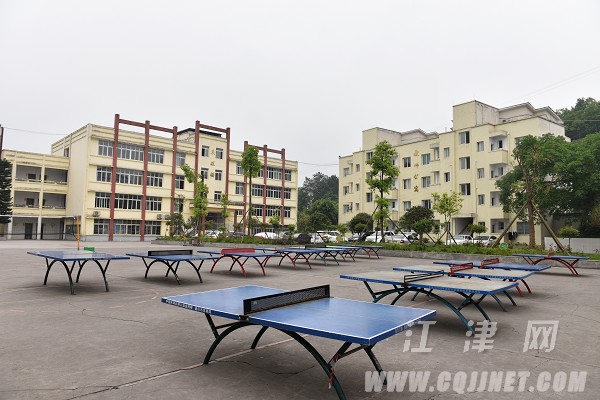 "昨日,江津区蔡家小学多功能厅热闹非凡,该校原初中77级的60余名校友
