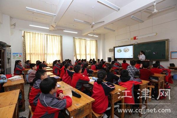 "昨日,江津区中医院药学部的医务人员前往江津四牌坊小学,开启了该院"