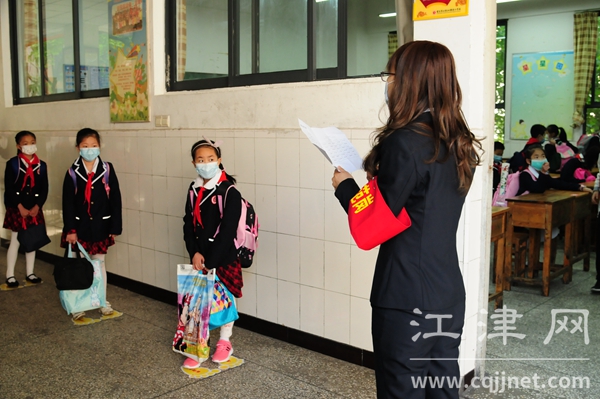 四牌坊小学鼎山校区老师点名后进入教室.记者袁菲 摄