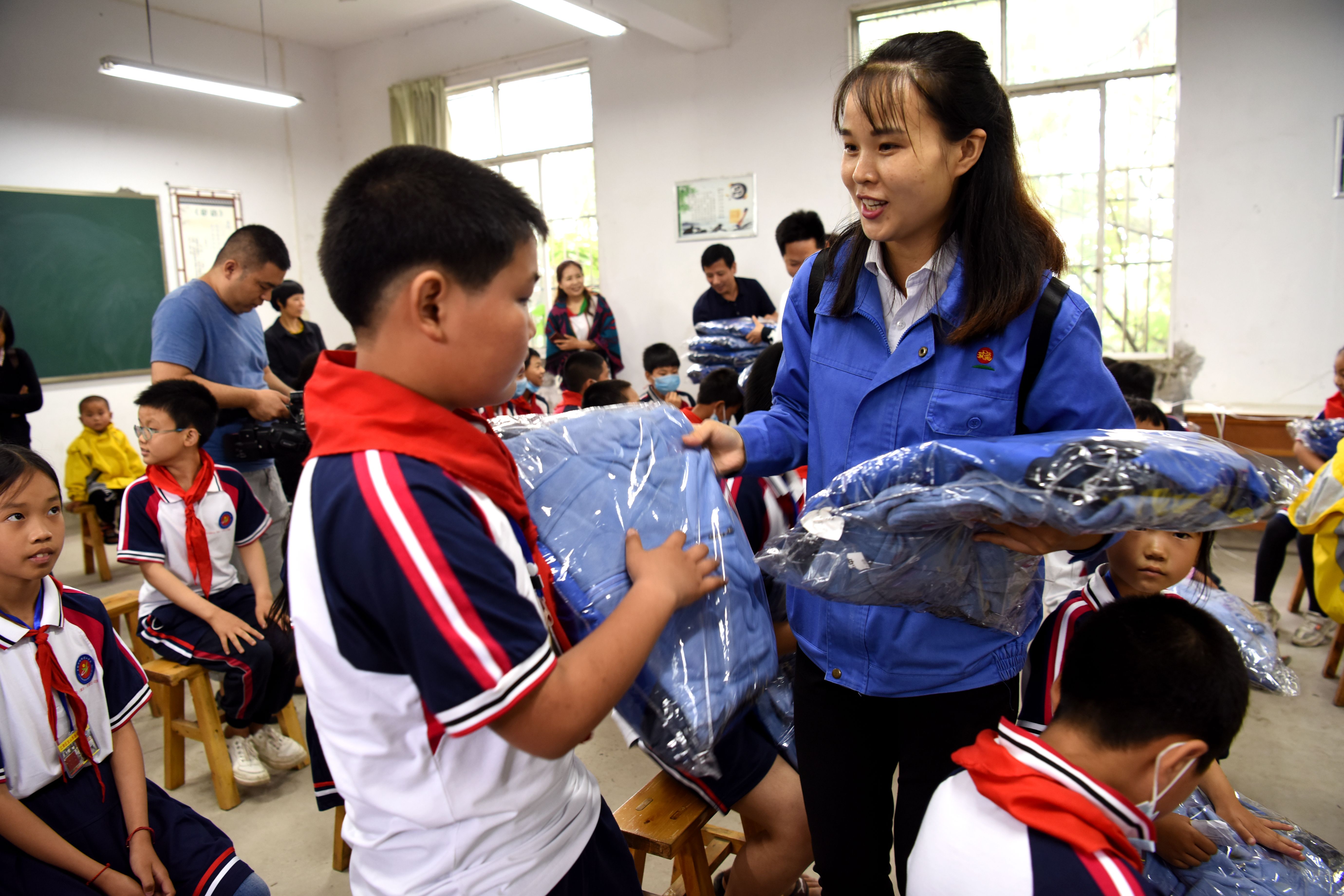 龍山小學是一所山區希望小學,目前入學的只有4個教學班,共34名學生.