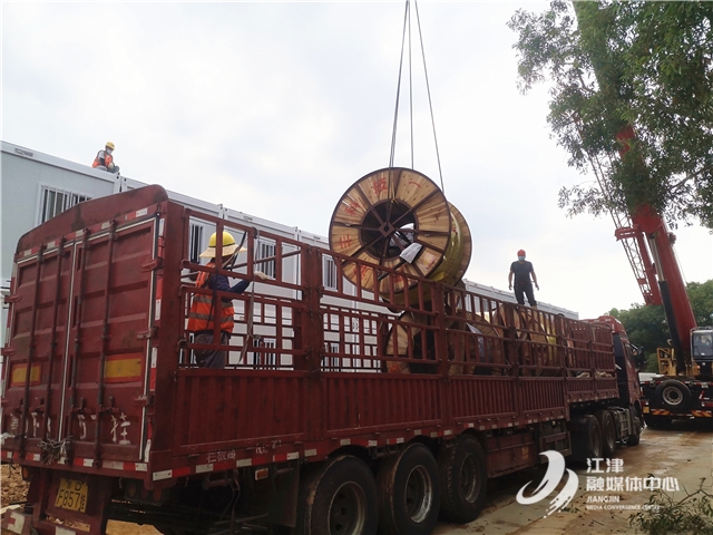 东莞东城同沙方舱医院建设现场,工人正在进行吊装电缆作业 渝丰科技供