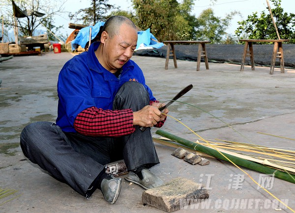 【点赞江津】残疾人陈厚祥 编背篼编出顽强精彩人生